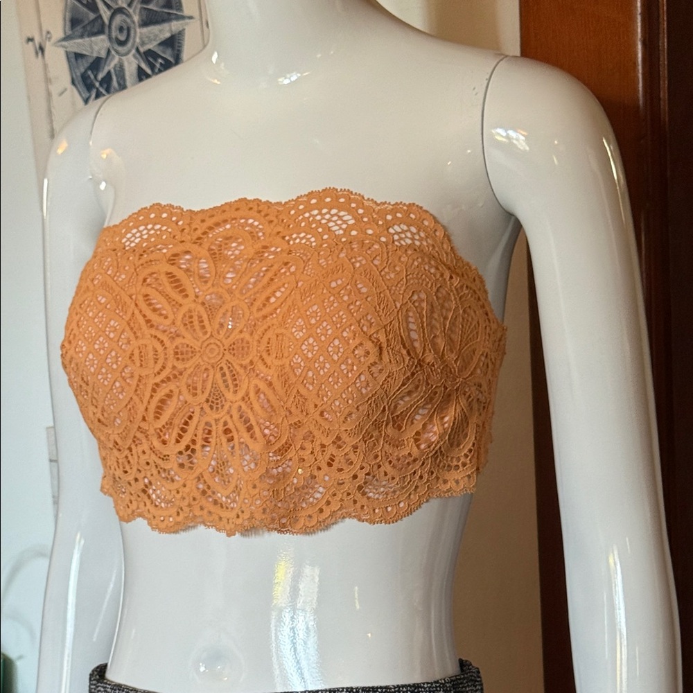Victoria’s Secret size 34D Orange Lace Strapless bra Top. Built-in bra.